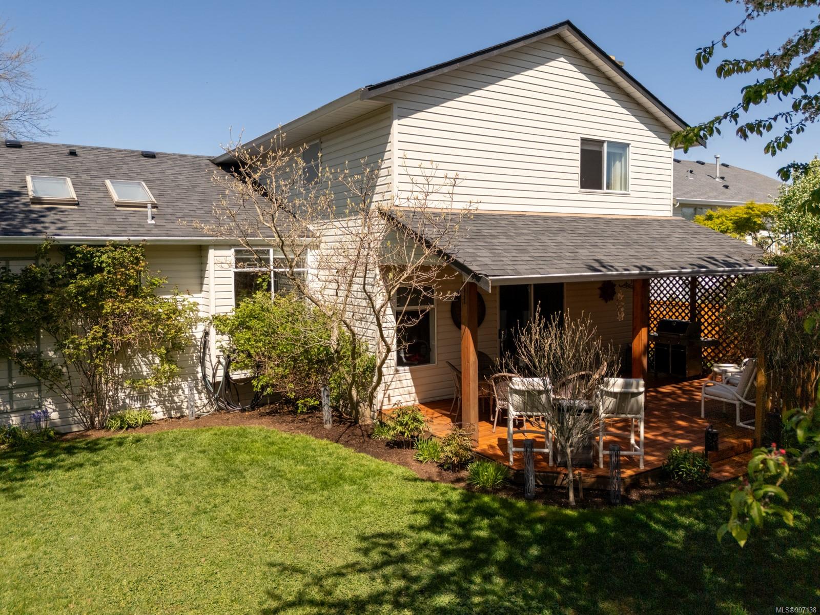 $1,088,000 - 1343 Ocean View Ave<br>British Columbia, V9M 3R2