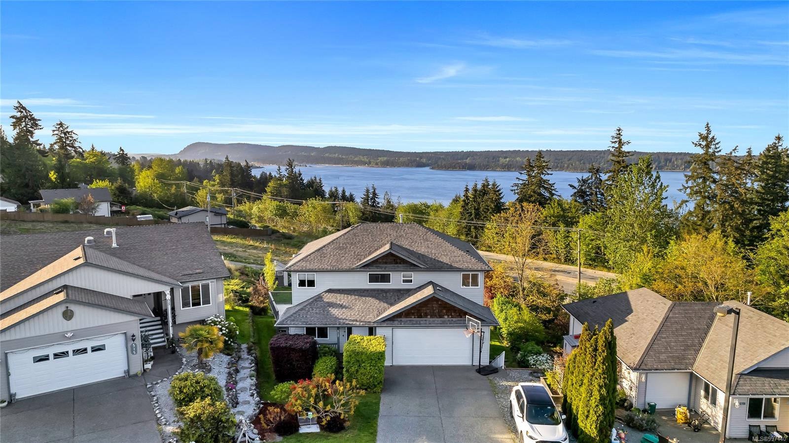 $975,000 - 517 Louise Rd<br>British Columbia, V9G 1W7