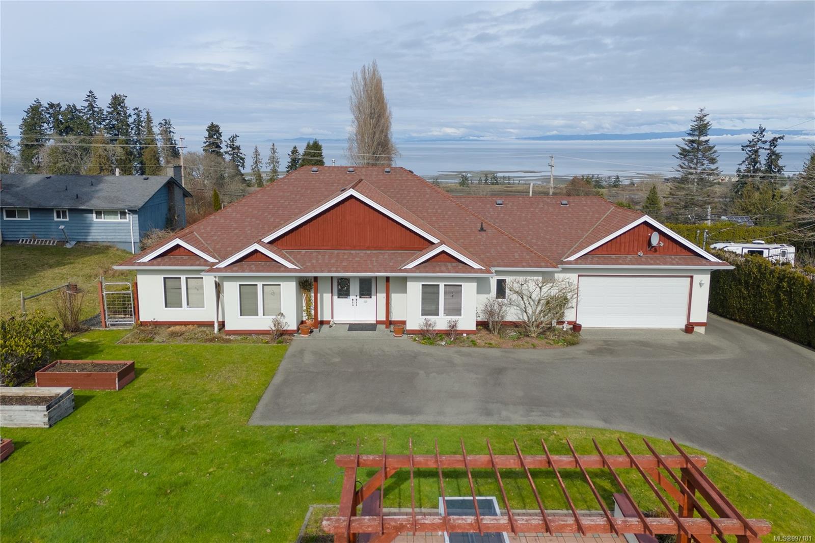 $1,025,000 - 3790 ISLAND Hwy<br>British Columbia, V9K 2C7