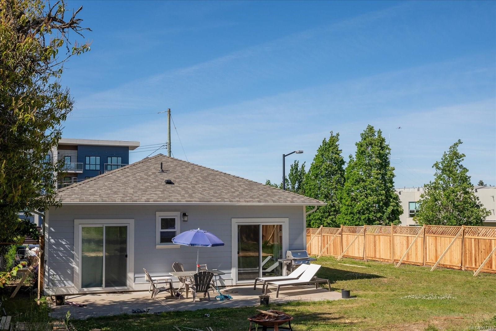 $899,900 - 104 Lee Ave<br>British Columbia, V9P 1L9