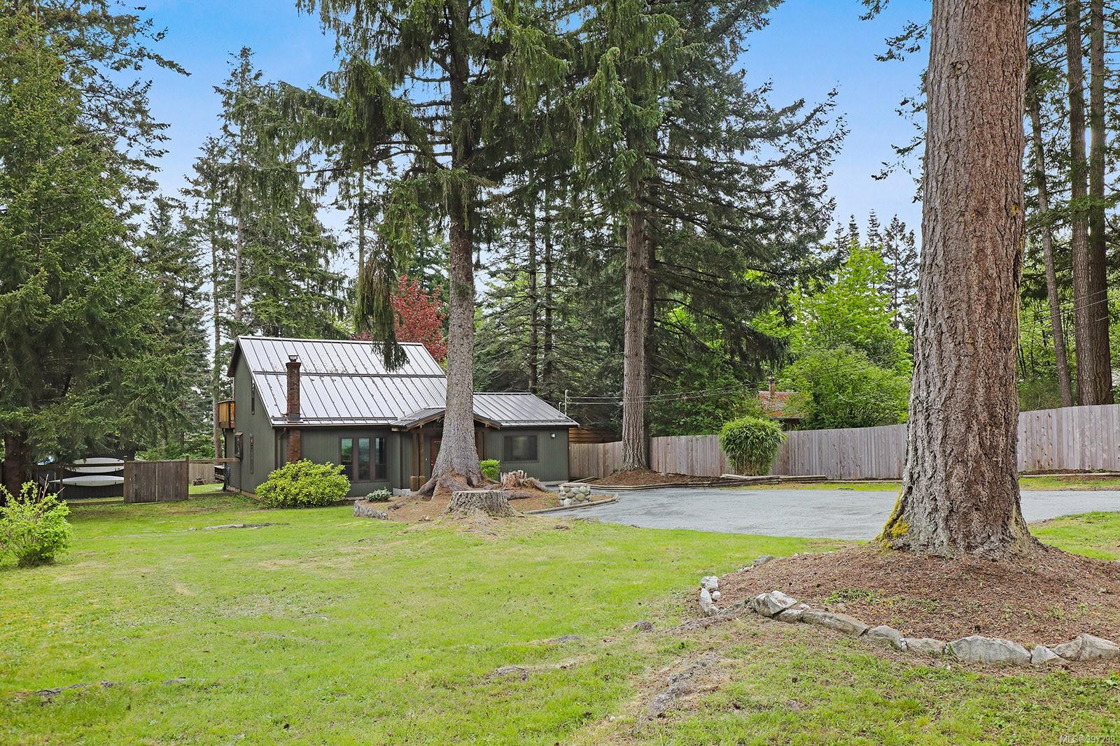 $1,099,000 - 5868 Bates Rd<br>British Columbia, V9J 1W6