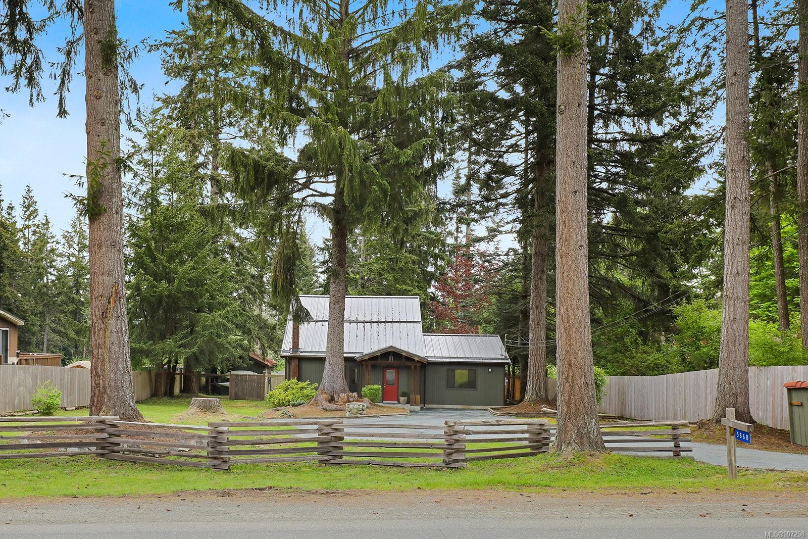 $1,099,000 - 5868 Bates Rd<br>British Columbia, V9J 1W6