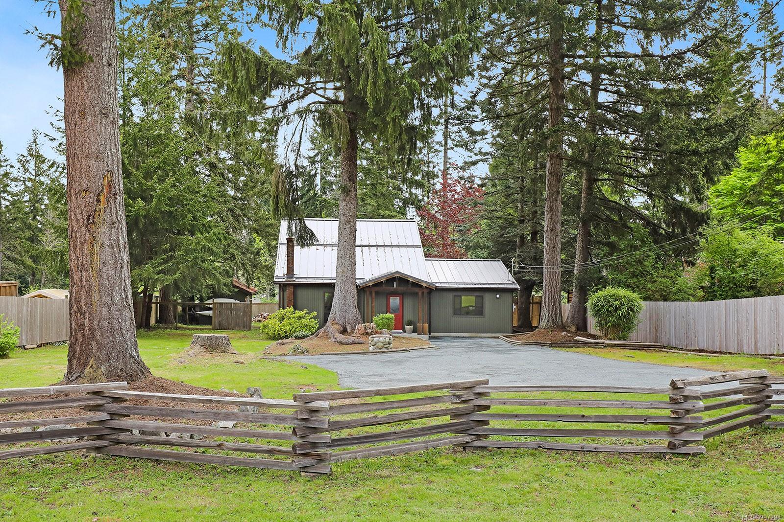 $1,099,000 - 5868 Bates Rd<br>British Columbia, V9J 1W6