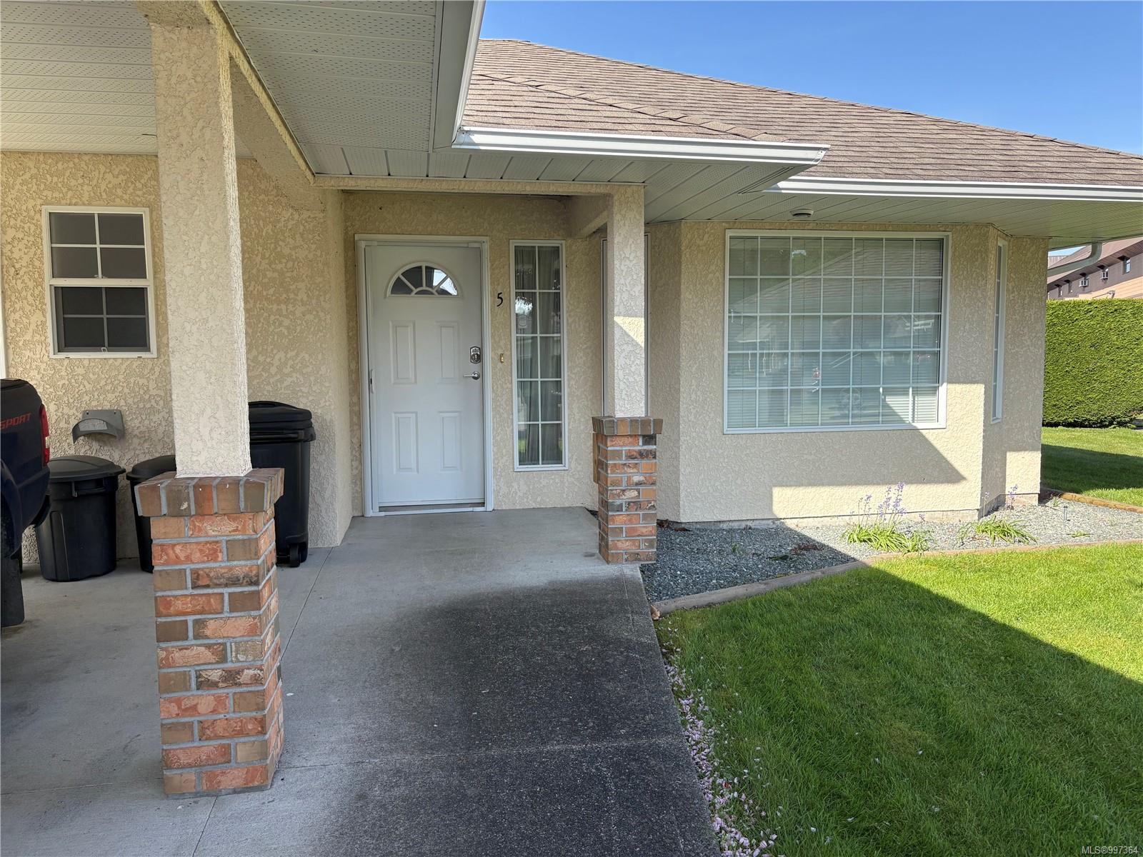 $585,000 - 1015 Trunk Rd<br>British Columbia, V9L 2S2