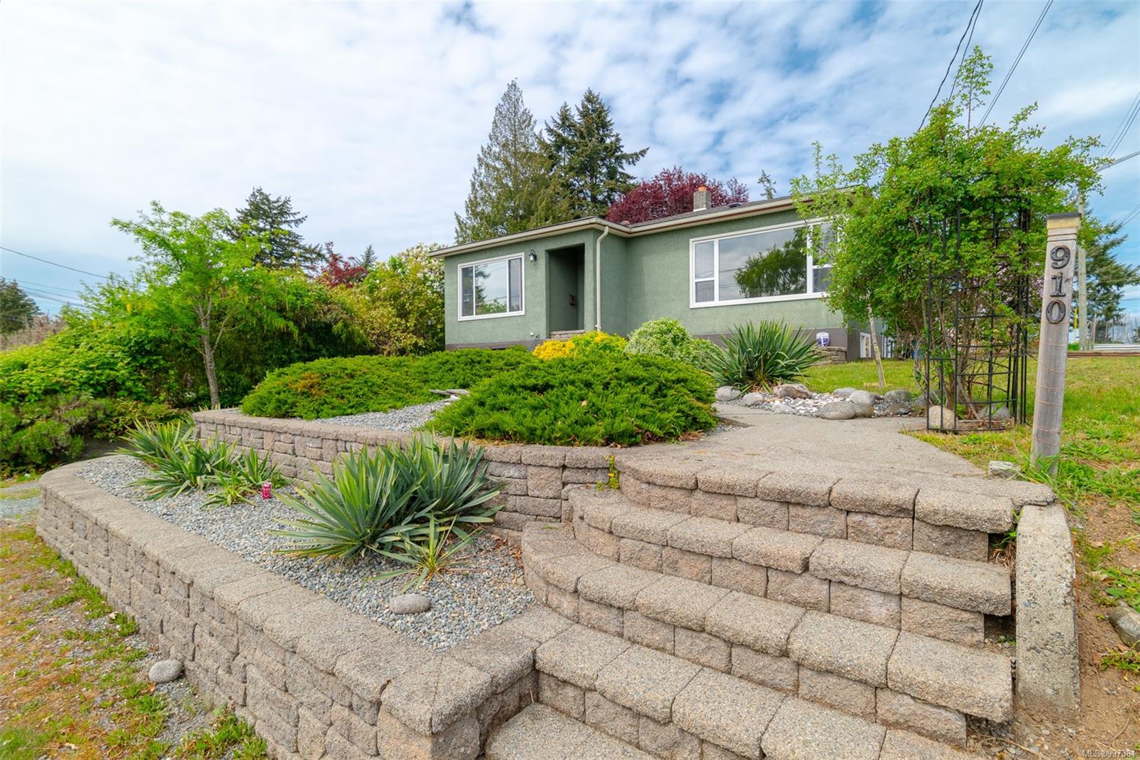 $659,000 - 910 Hunter St<br>British Columbia, V9S 1R6