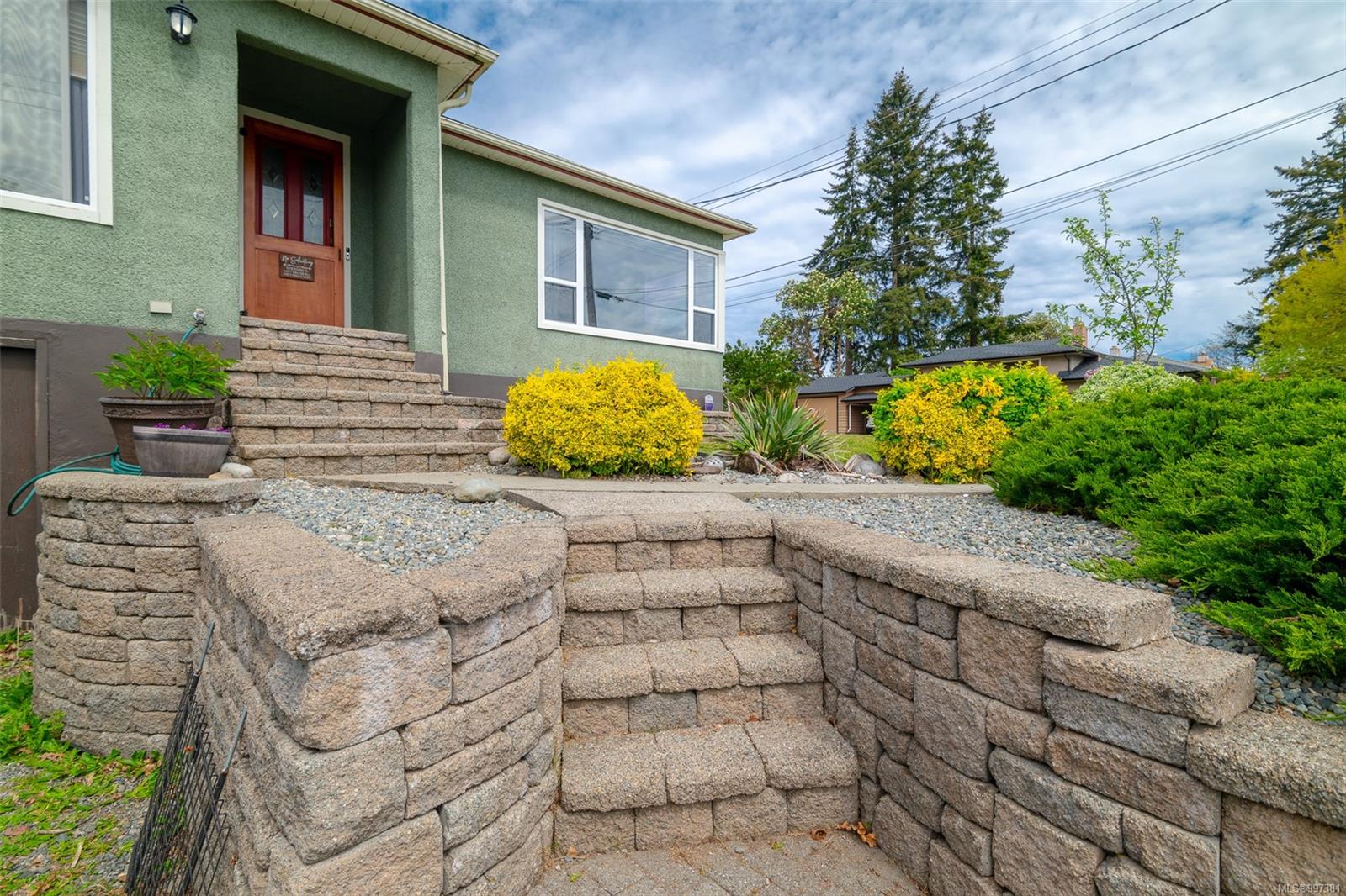 $659,000 - 910 Hunter St<br>British Columbia, V9S 1R6
