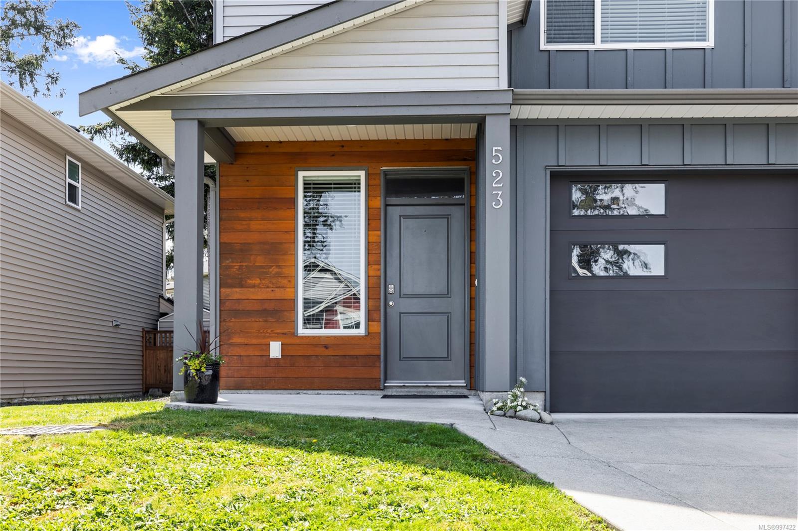 $749,900 - 523 Steeves Rd<br>British Columbia, V9R 0H8
