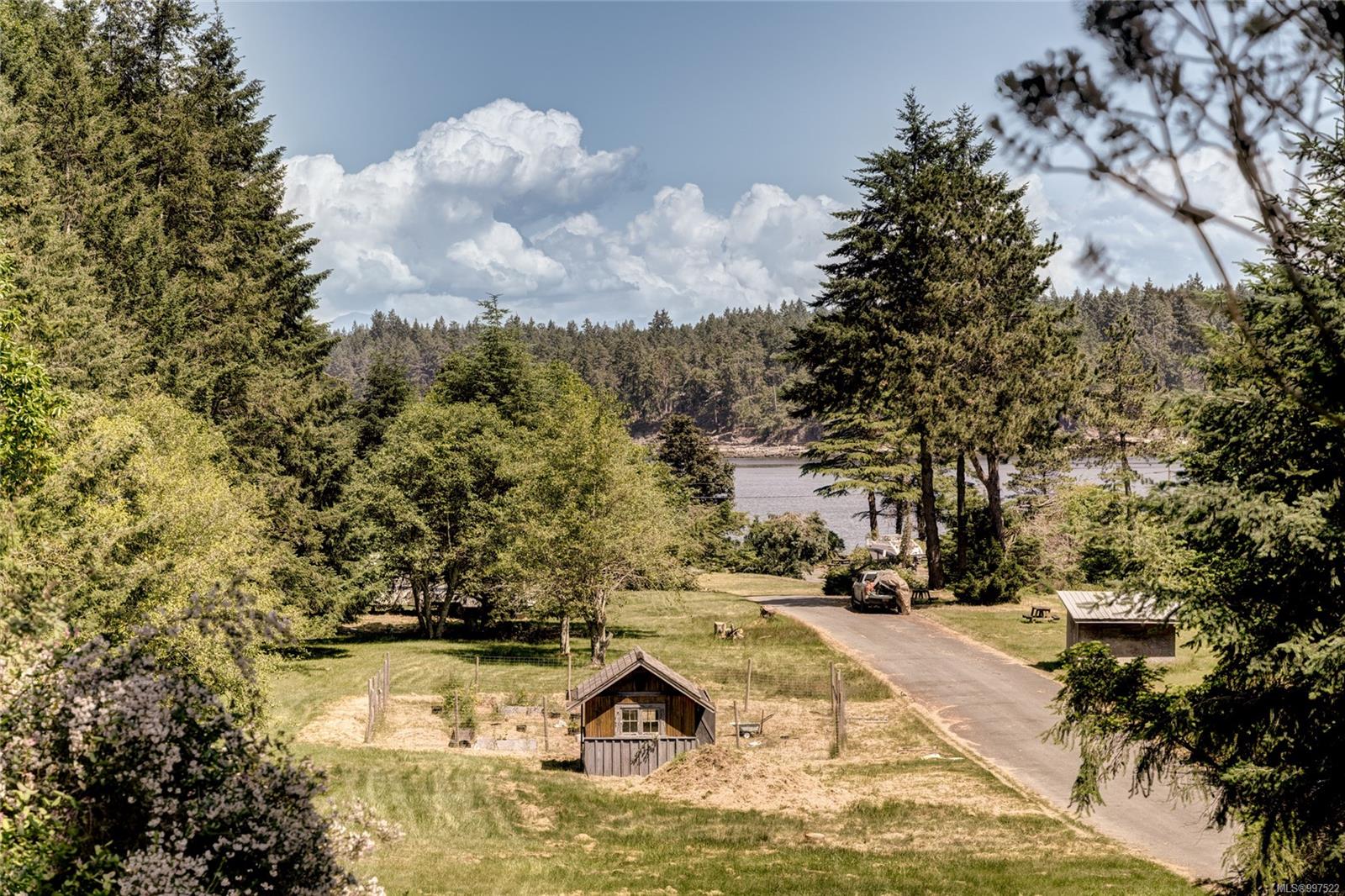 $1,950,000 - 215 Easthom Rd<br>British Columbia, V0R 1X2