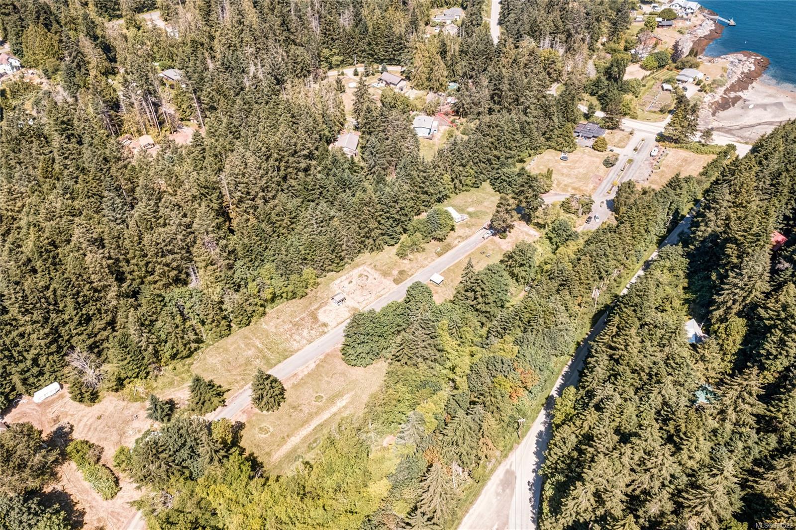 $1,950,000 - 215 Easthom Rd<br>British Columbia, V0R 1X2