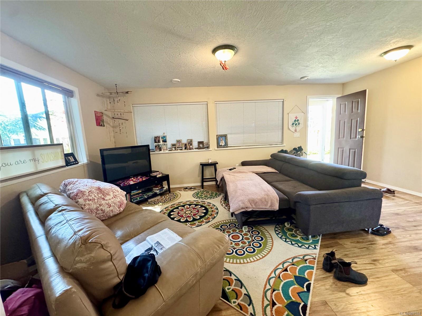 $1,050,000 - 5287 Crestview Dr<br>British Columbia, V9T 5Z8