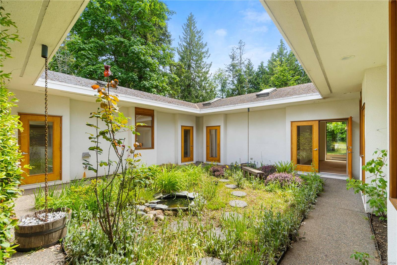 $1,199,000 - 998 Bluebird Pl<br>British Columbia, V9K 1M7