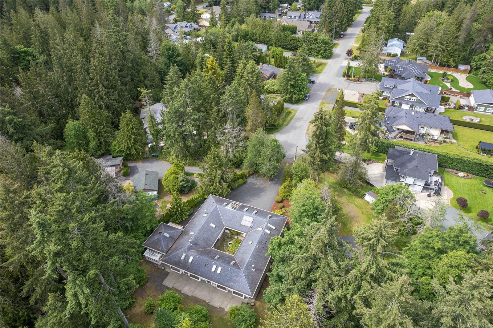 $1,199,000 - 998 Bluebird Pl<br>British Columbia, V9K 1M7