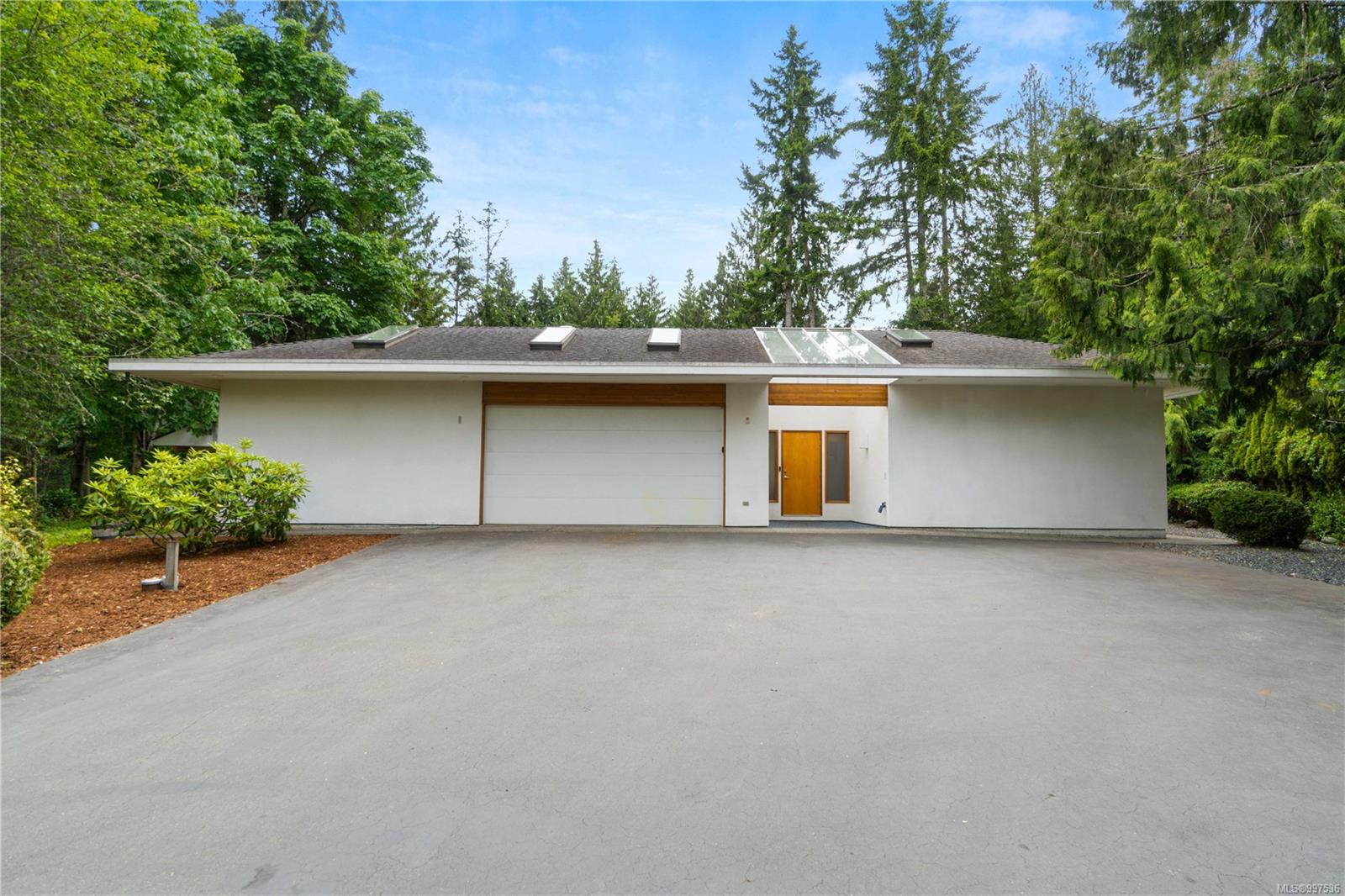 $1,199,000 - 998 Bluebird Pl<br>British Columbia, V9K 1M7