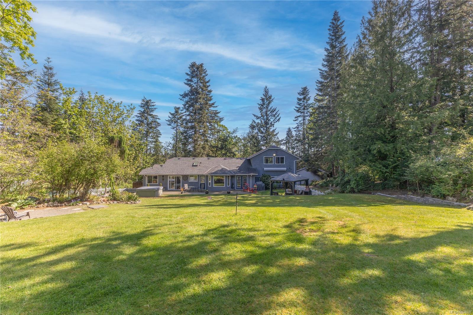 $1,318,000 - 777 Salsbury Rd<br>British Columbia, V9N 9M2