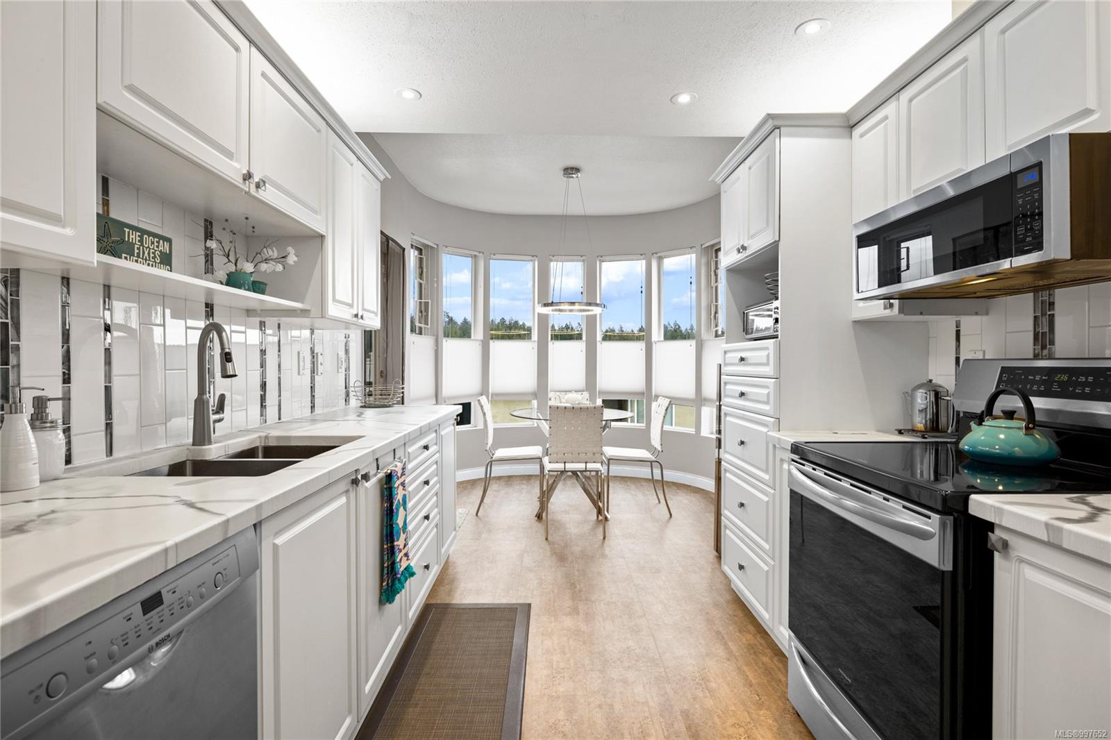 $567,900 - 560 Stewart Ave<br>British Columbia, V9S 5T5