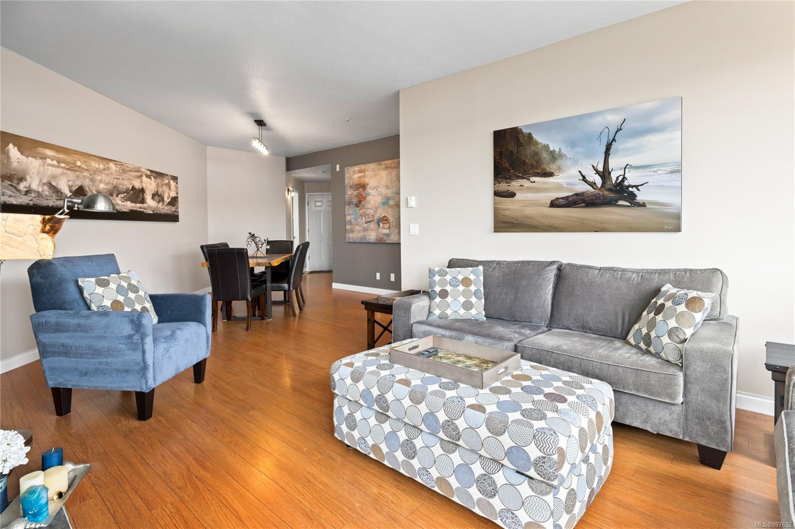 $567,900 - 560 Stewart Ave<br>British Columbia, V9S 5T5