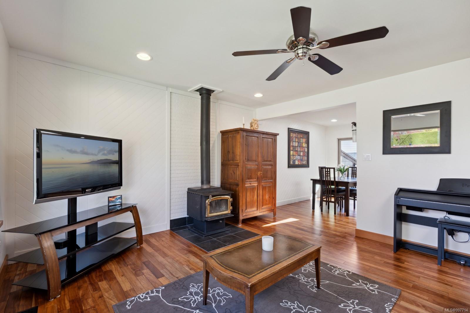 $775,000 - 1639 Centennial Ave<br>British Columbia, V9M 2V8