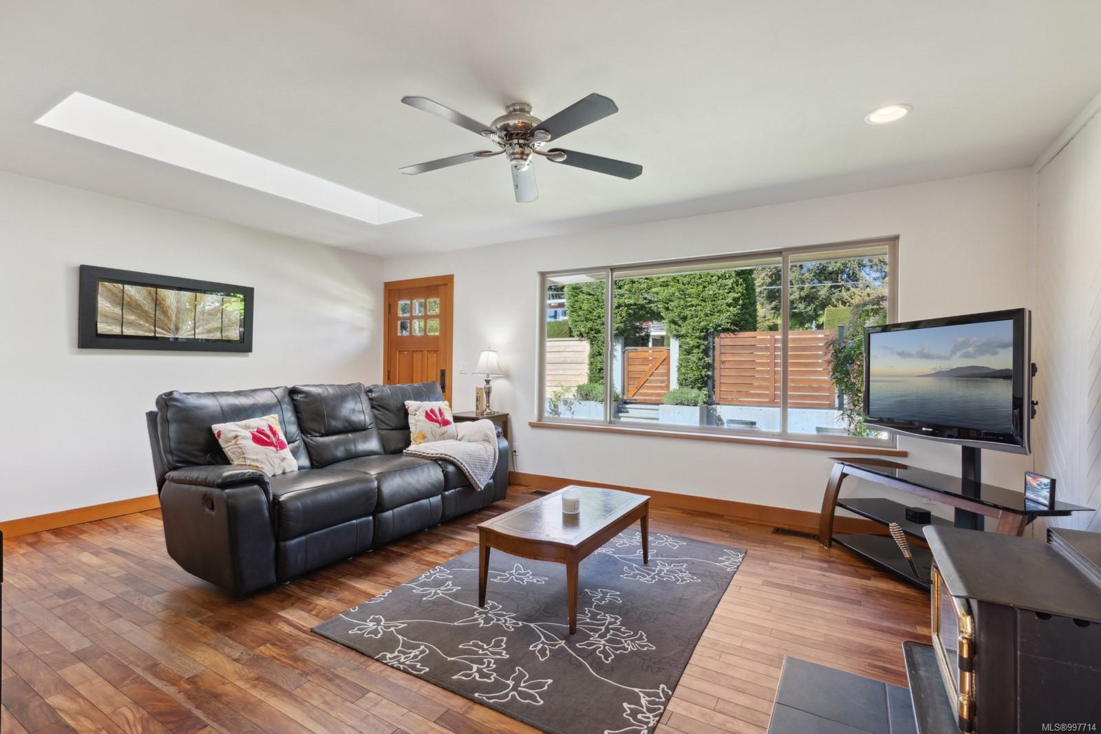 $775,000 - 1639 Centennial Ave<br>British Columbia, V9M 2V8