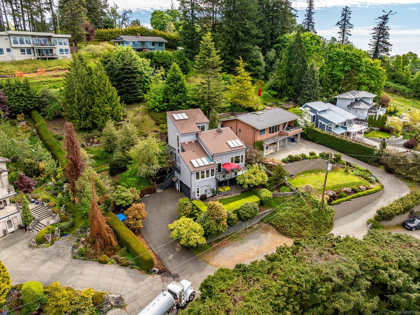 $1,785,000 - 1166 Yates Rd<br>British Columbia, V9M 3X3