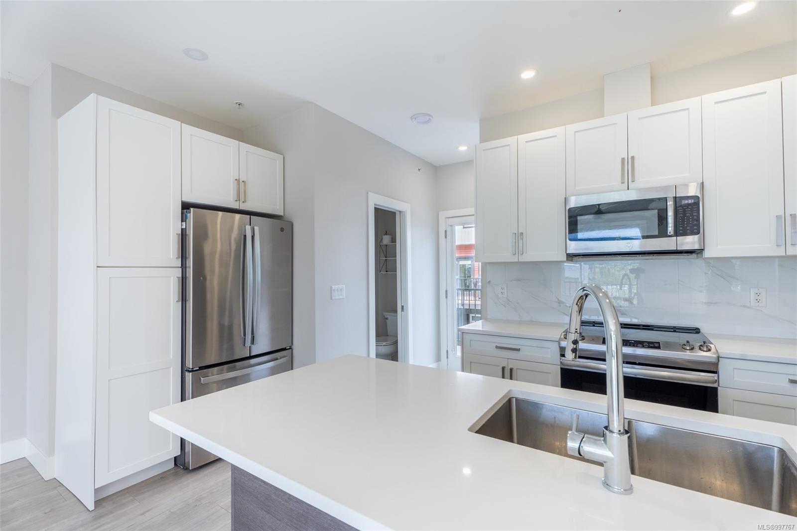 $535,000 - 1726 Kerrisdale Rd<br>British Columbia, V9S 1N5