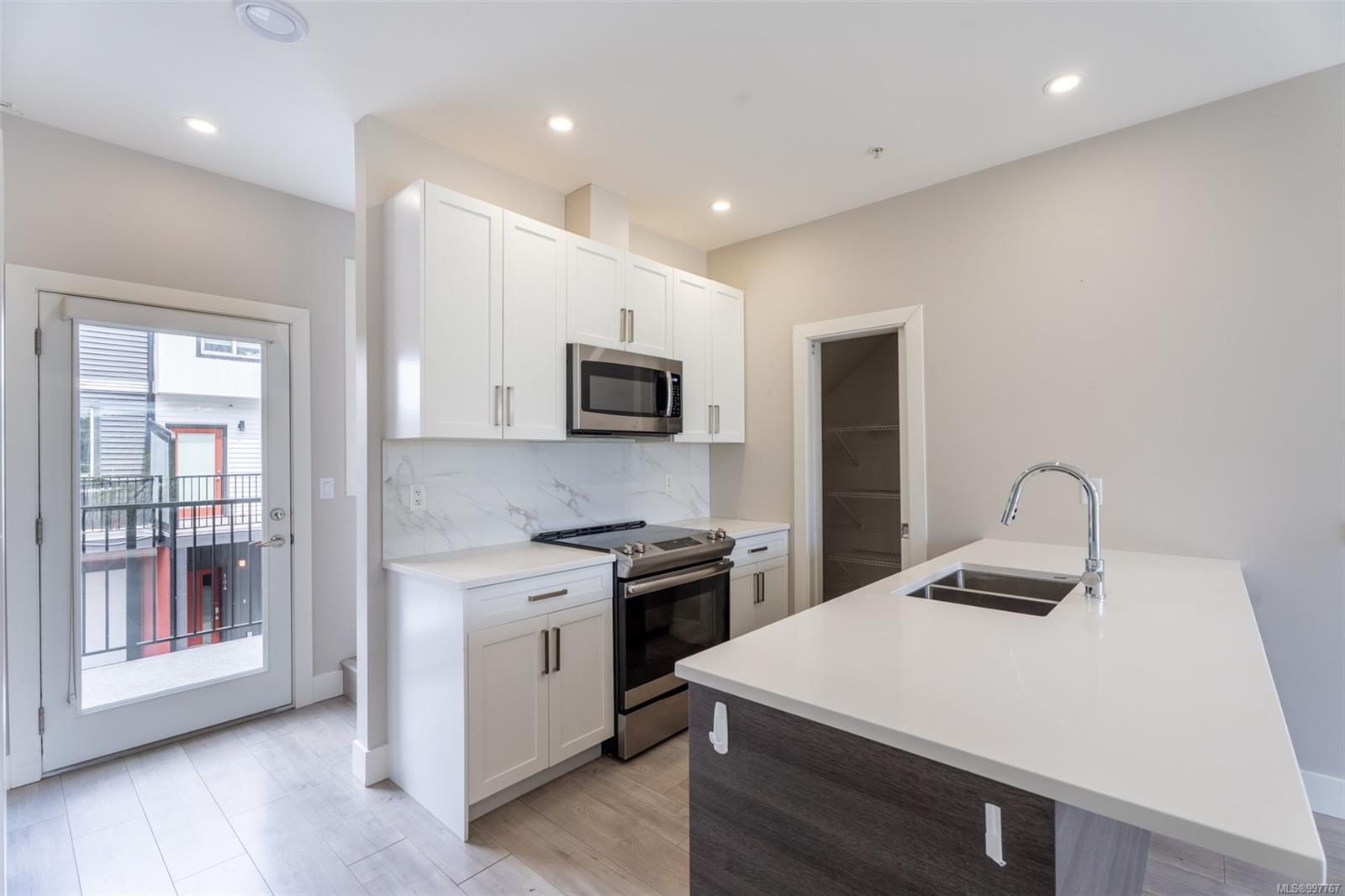 $535,000 - 1726 Kerrisdale Rd<br>British Columbia, V9S 1N5