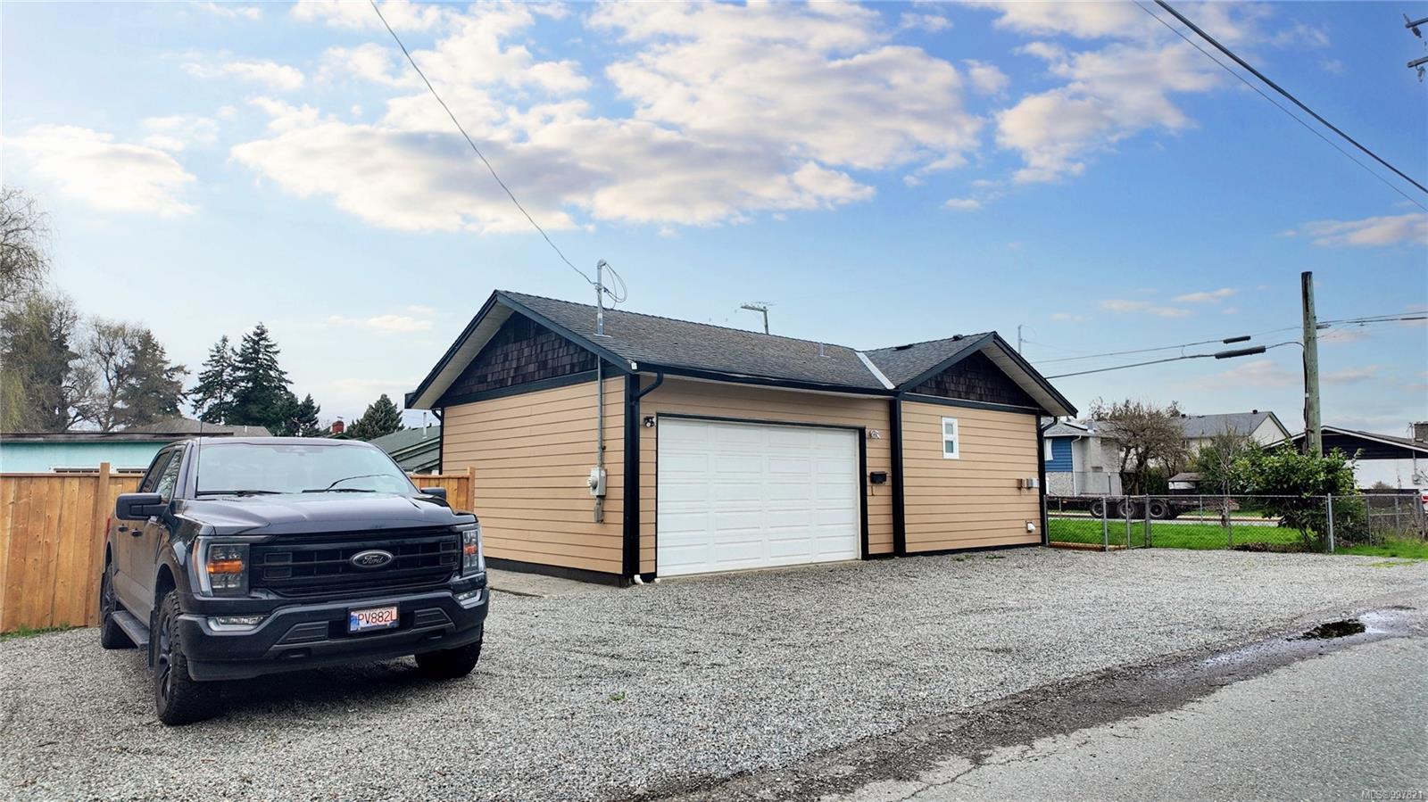 $585,000 - 1090 Trunk Rd<br>British Columbia, V9L 2S5