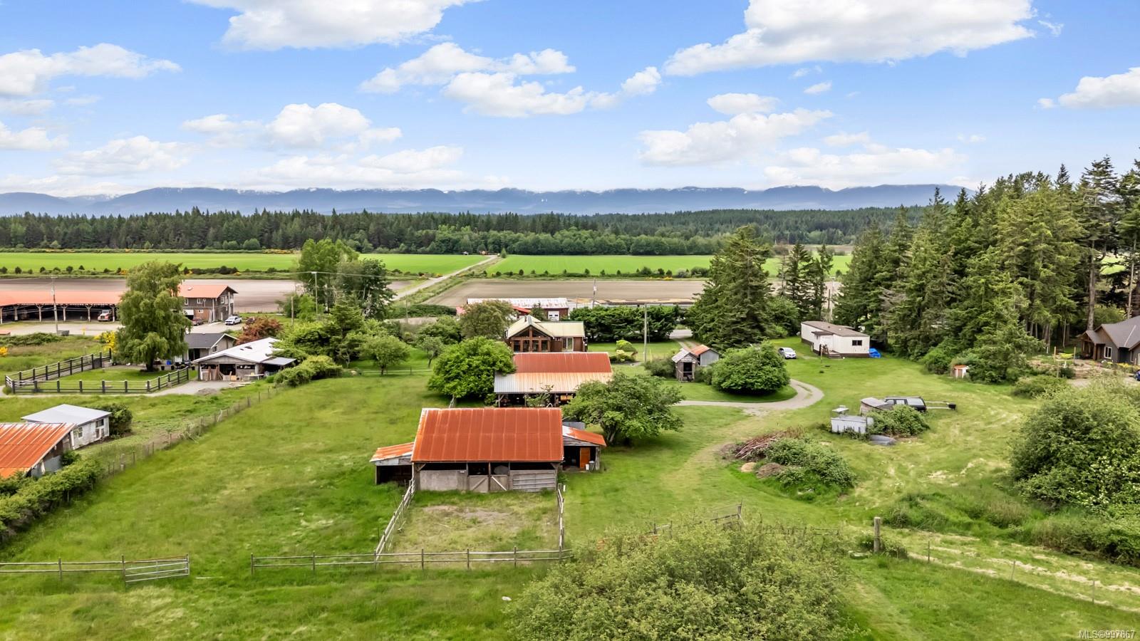$1,750,000 - 818 Knight Rd<br>British Columbia, V9M 3T2