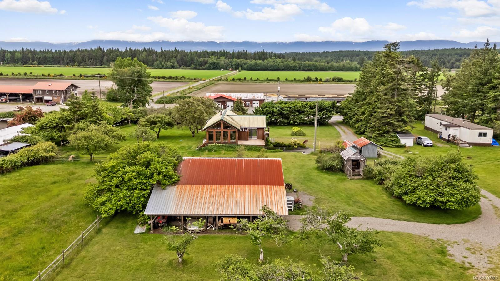 $1,750,000 - 818 Knight Rd<br>British Columbia, V9M 3T2