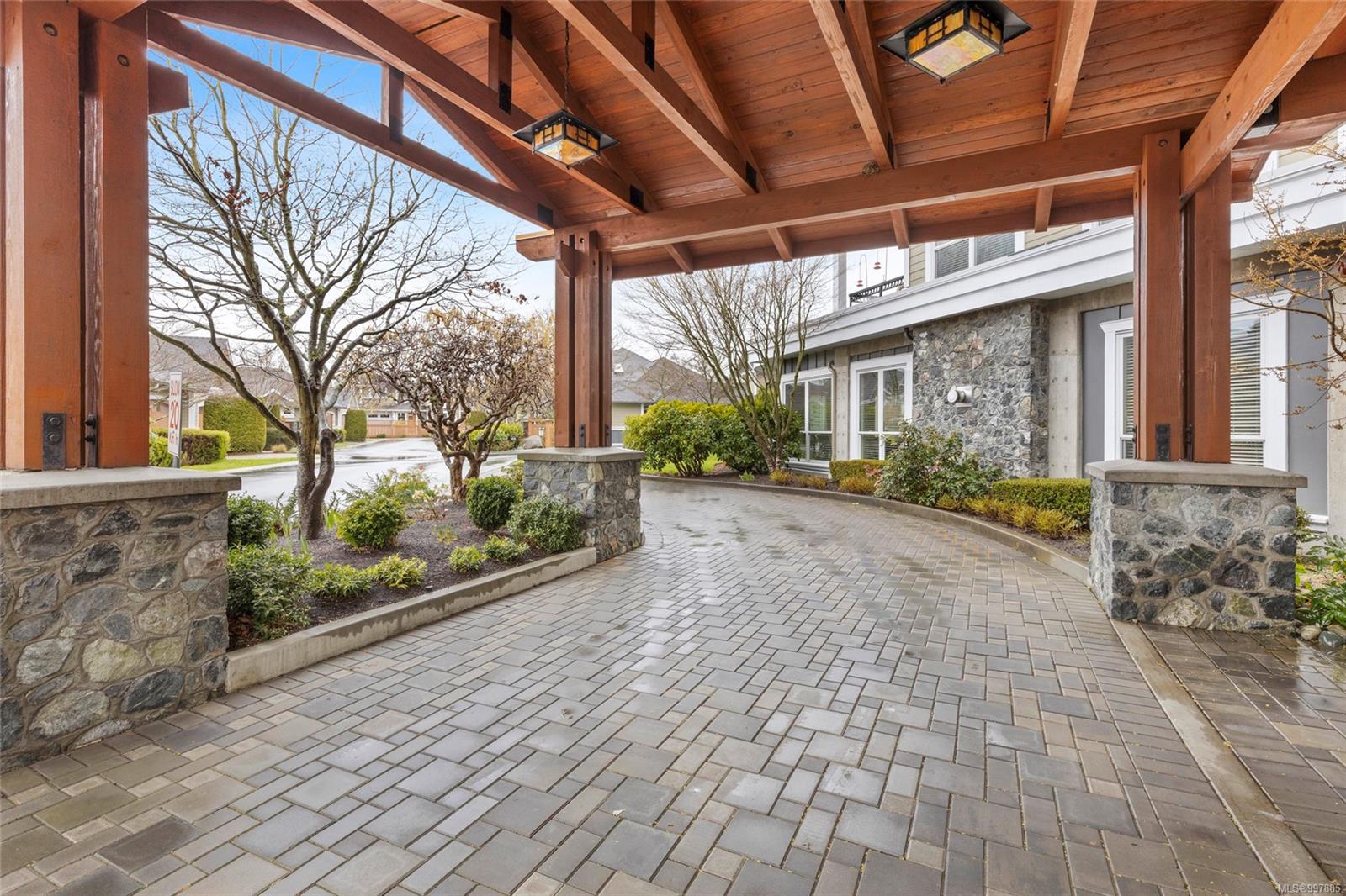$499,000 - 10520 McDonald Park Rd<br>British Columbia, V8L 0A3
