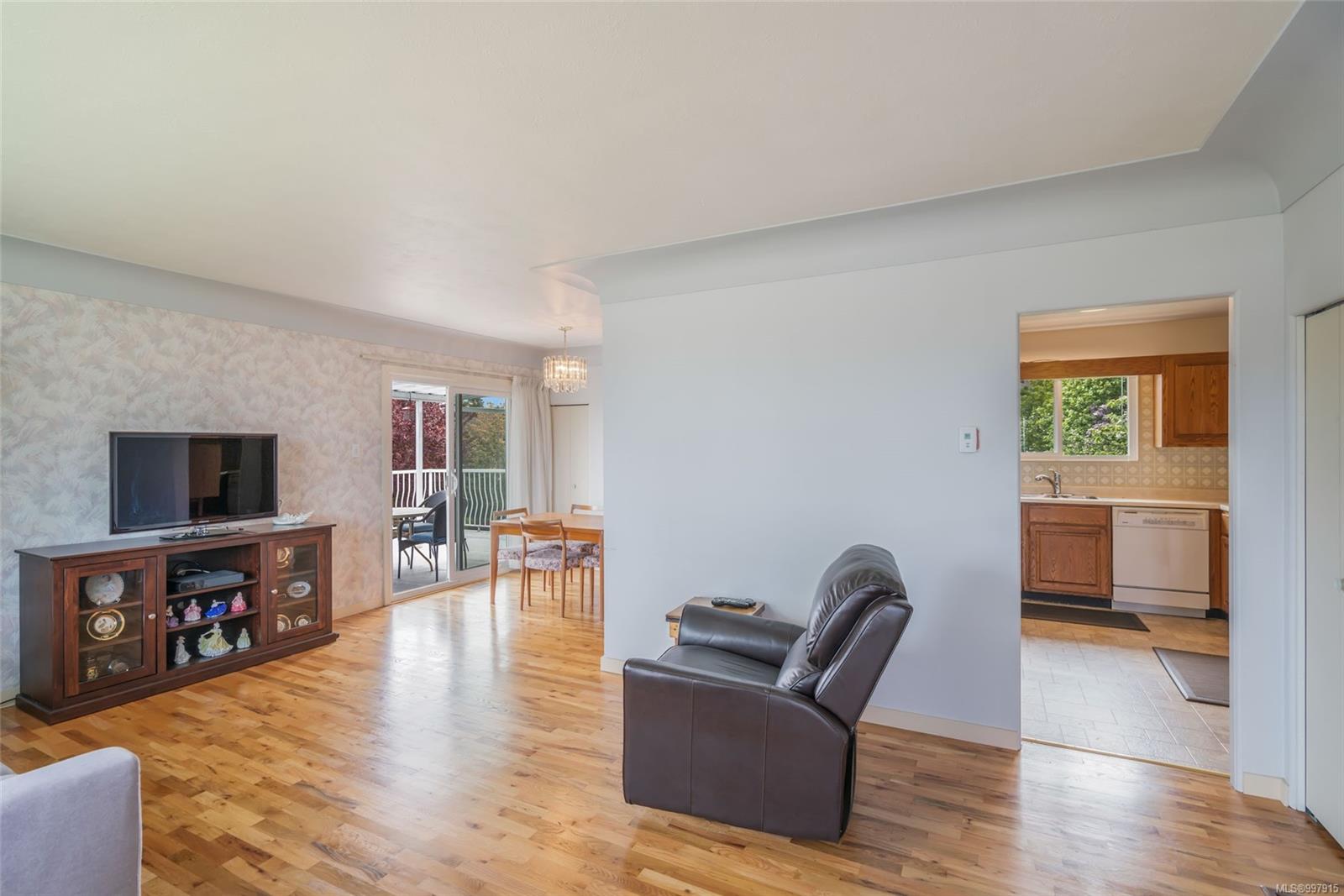 $669,900 - 631 Hawkins St<br>British Columbia, V9S 2V5