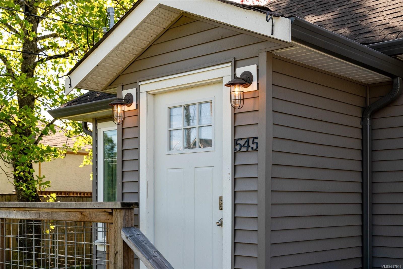 $639,900 - 545 Seventh St<br>British Columbia, V9R 1E9