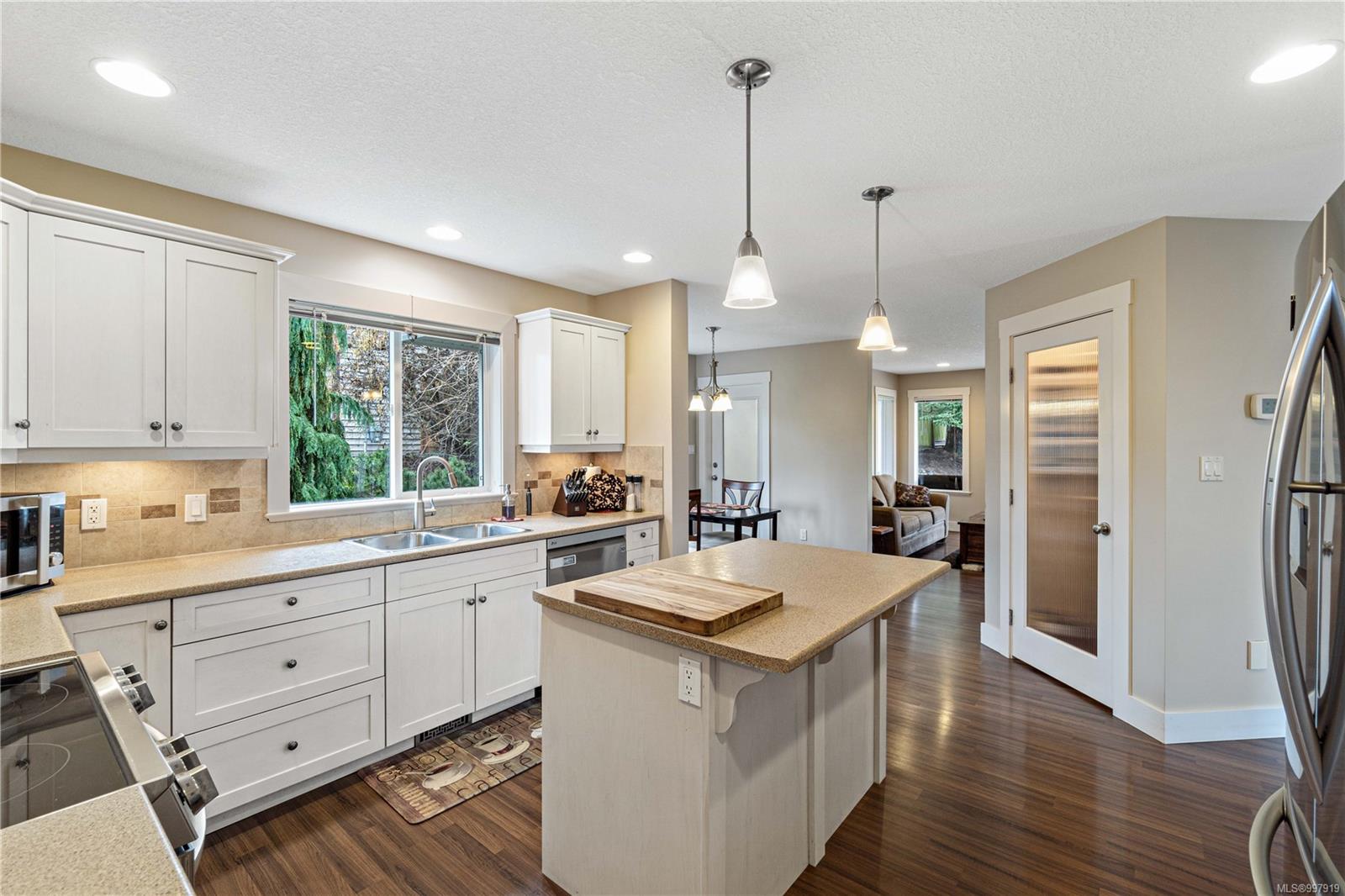 $949,000 - 1121 Beechwood Dr<br>British Columbia, V9R 7E2
