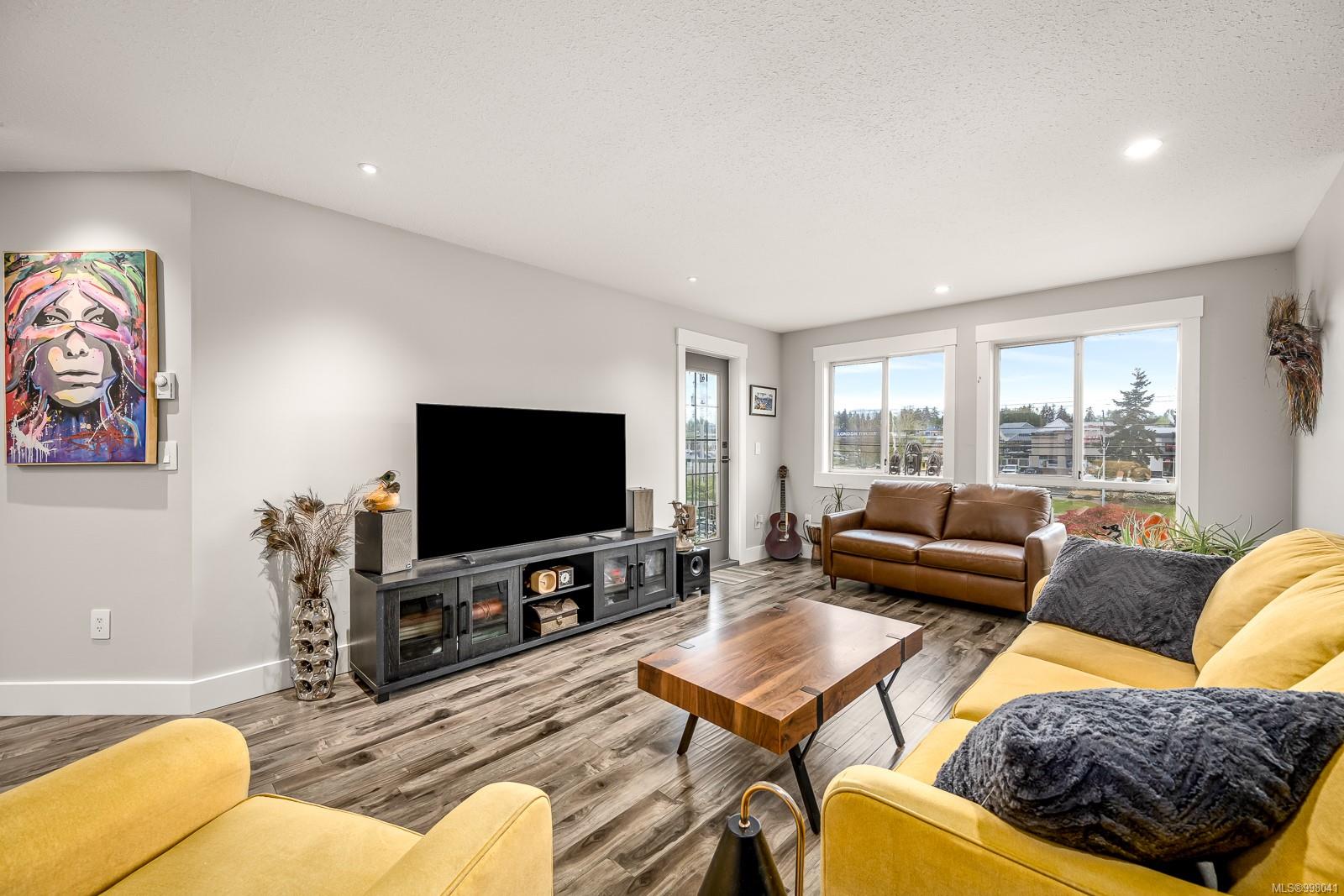 $359,900 - 2720 Cliffe Ave<br>British Columbia, V9J 1E6