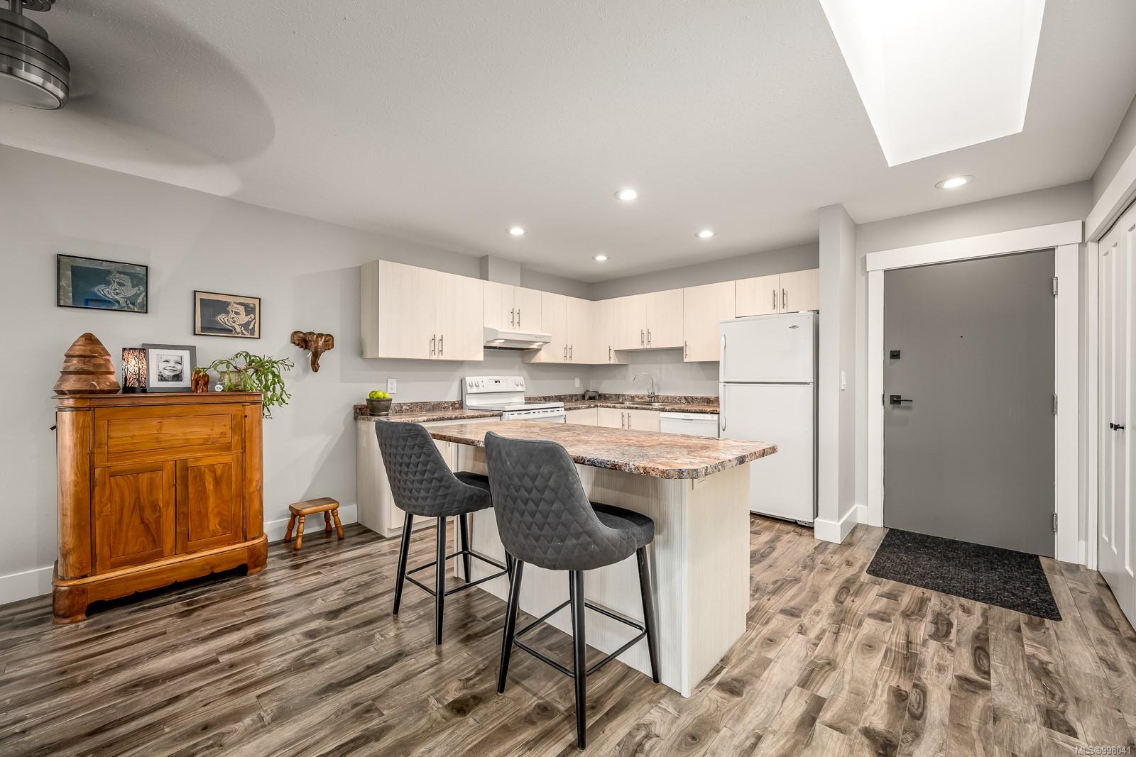 $359,900 - 2720 Cliffe Ave<br>British Columbia, V9J 1E6