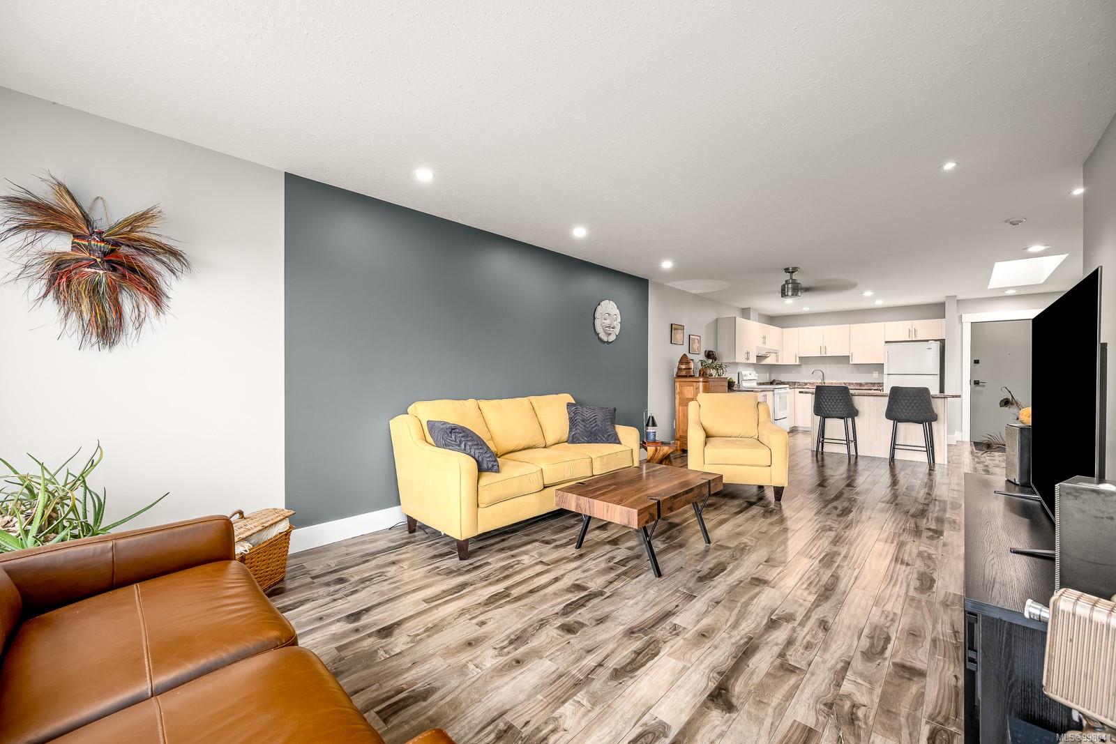 $359,900 - 2720 Cliffe Ave<br>British Columbia, V9J 1E6