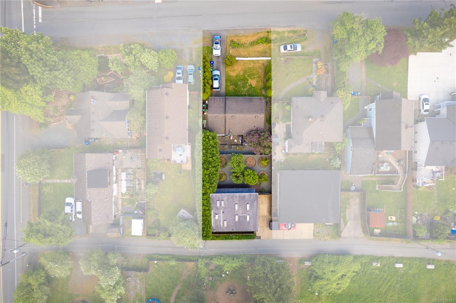 $725,000 - 415 Hillcrest Ave<br>British Columbia, V9R 3M2