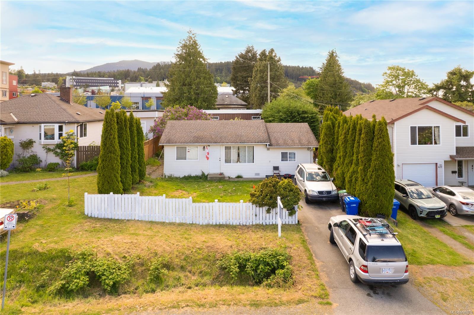 $725,000 - 415 Hillcrest Ave<br>British Columbia, V9R 3M2