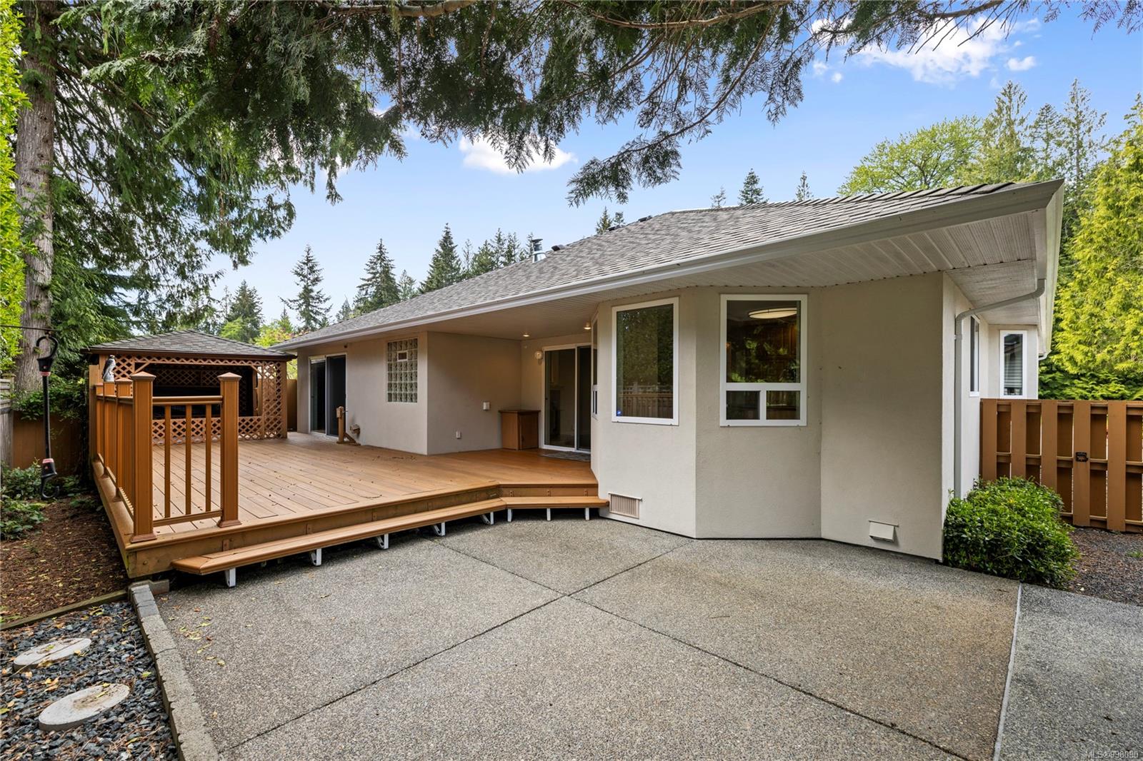 $915,000 - 822 Arbutus St<br>British Columbia, V9K 2L4