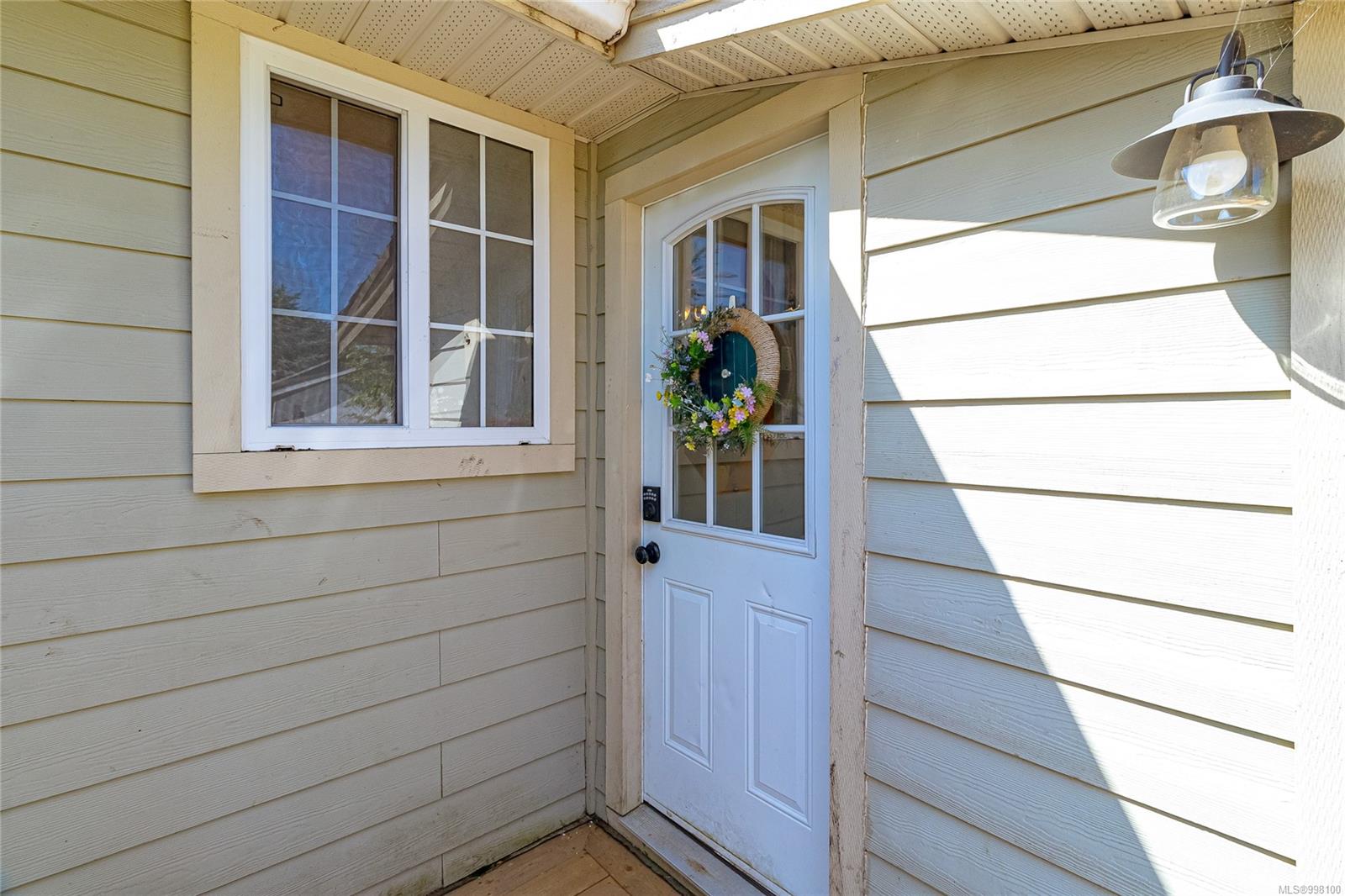 $549,900 - 720 Oakley St<br>British Columbia, V9S 1Z8