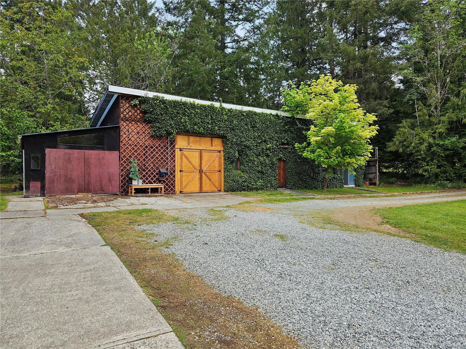 $999,900 - 5050 Sharon Dr<br>British Columbia, V9Y 9E4