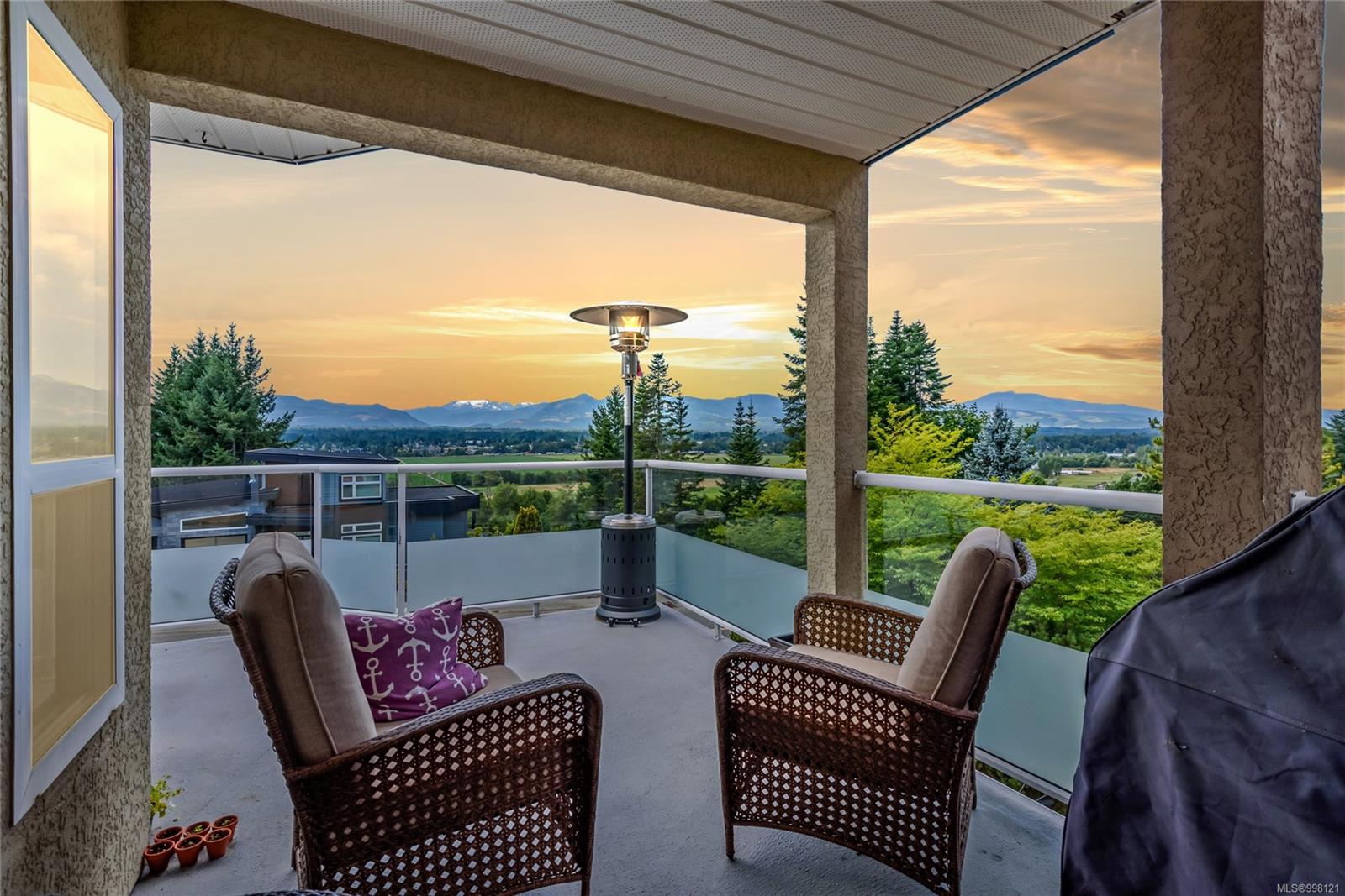 $1,148,000 - 1418 Valley View Dr<br>British Columbia, V9N 8T3