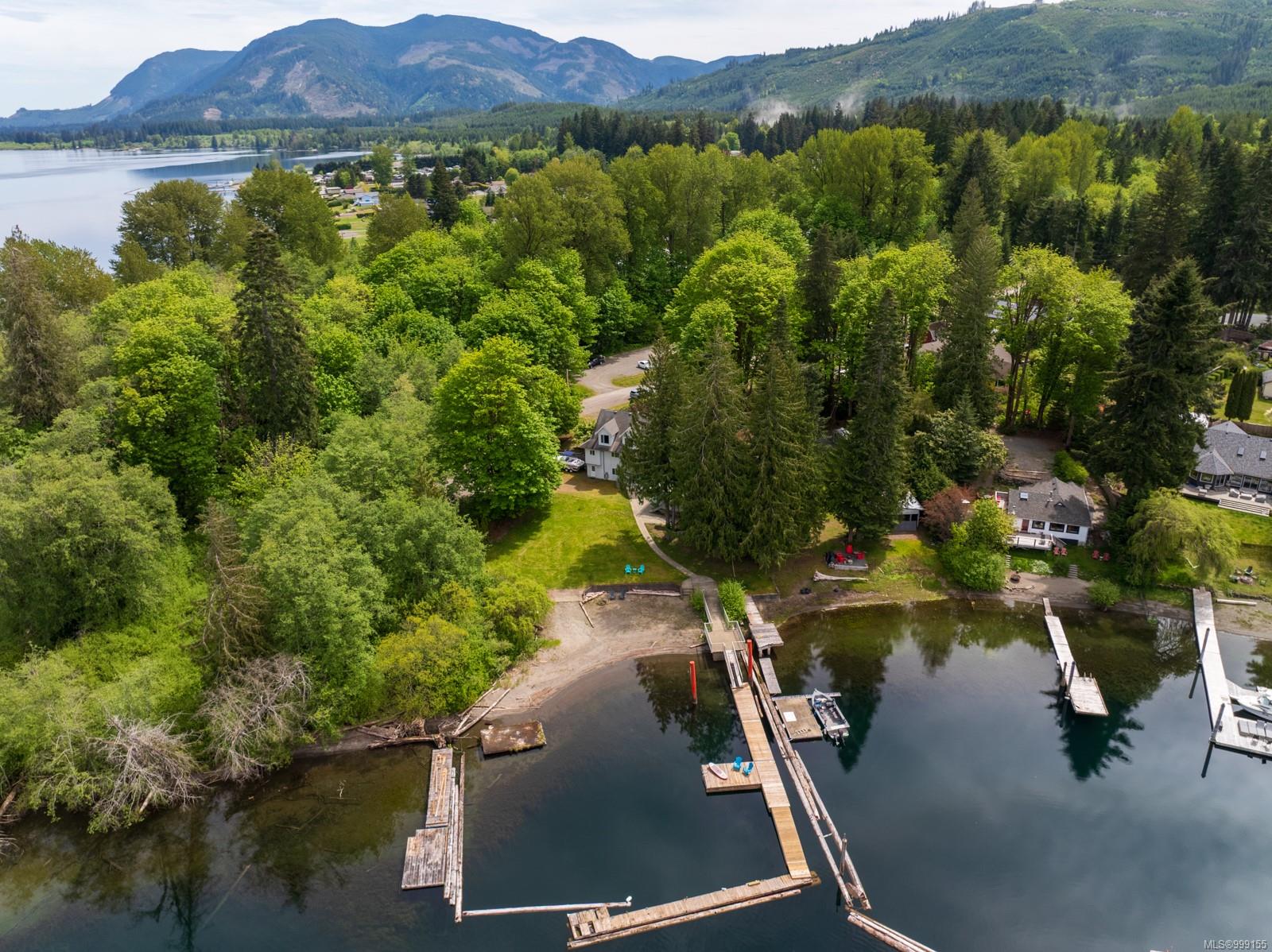 $1,799,000 - 6918 Beach Dr<br>British Columbia, V0R 1Y0