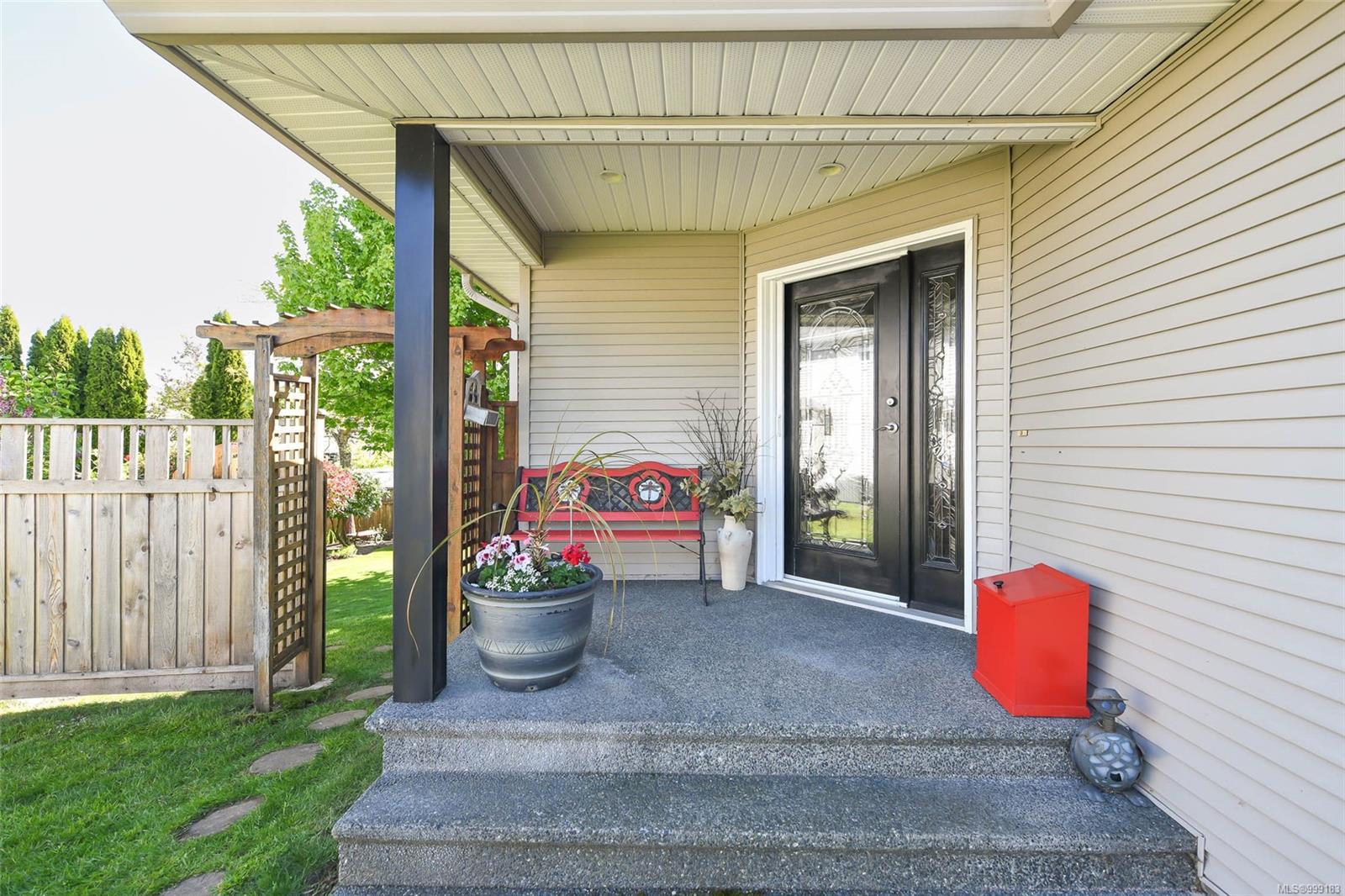 $1,250,000 - 642 Sky View Pl<br>British Columbia, V9M 3R3