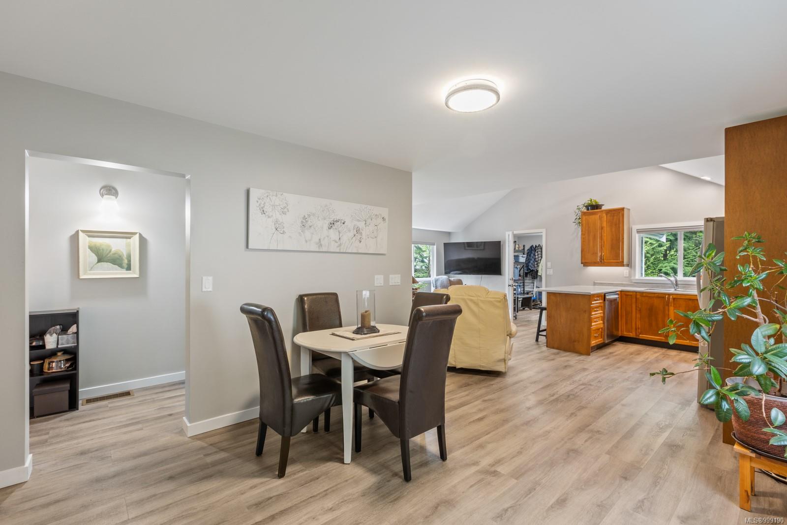 $889,000 - 3671 Thomson Rd<br>British Columbia, V9N 9T5
