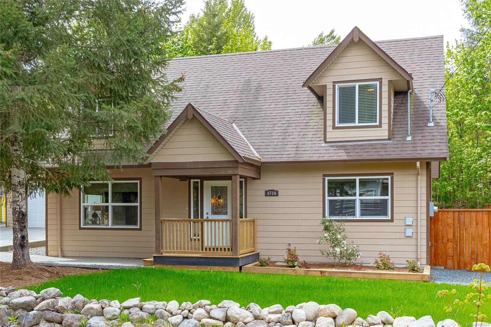 $825,000 - 6716 Wall St<br>British Columbia, V0R 1Y0