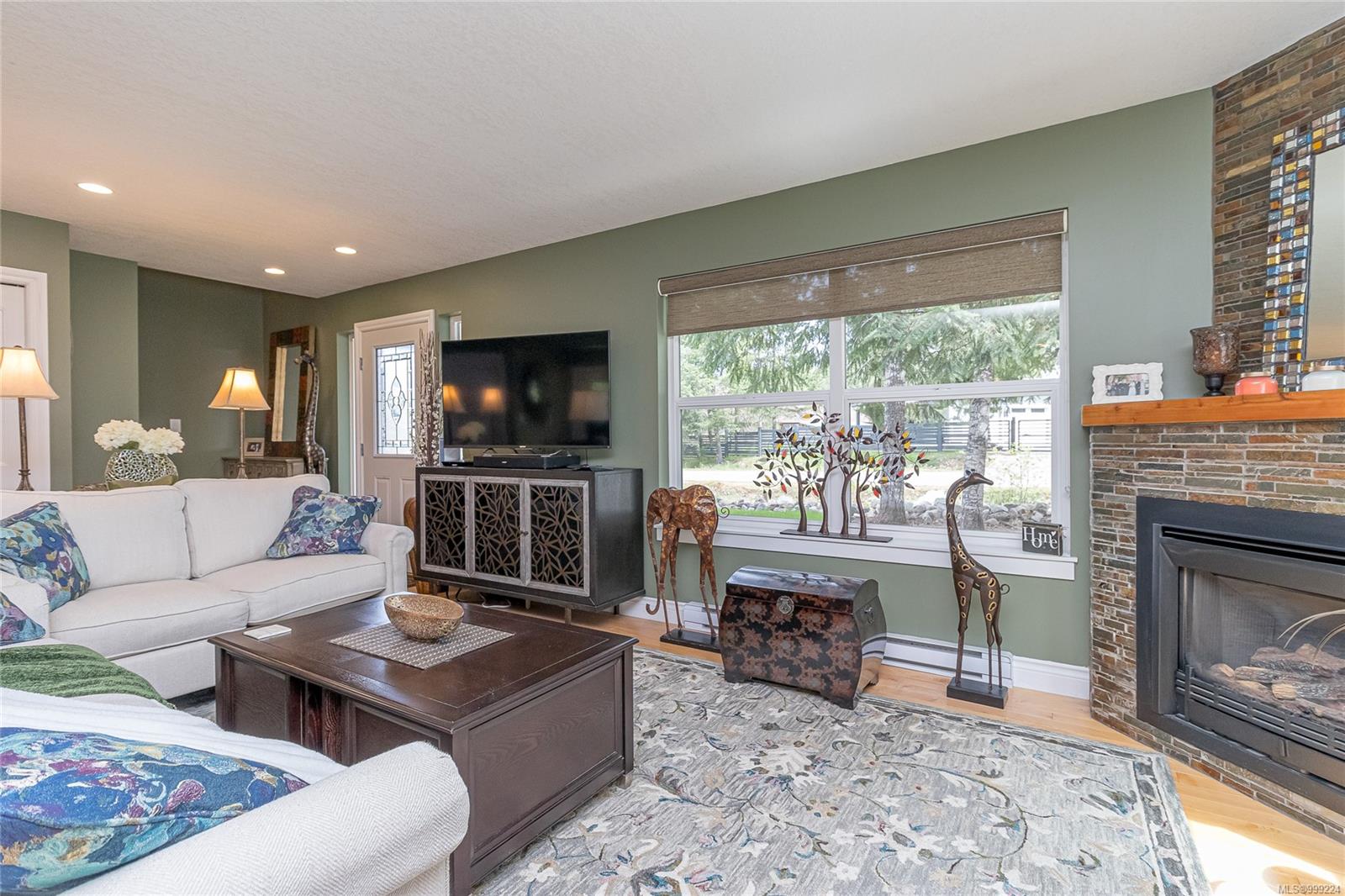 $825,000 - 6716 Wall St<br>British Columbia, V0R 1Y0