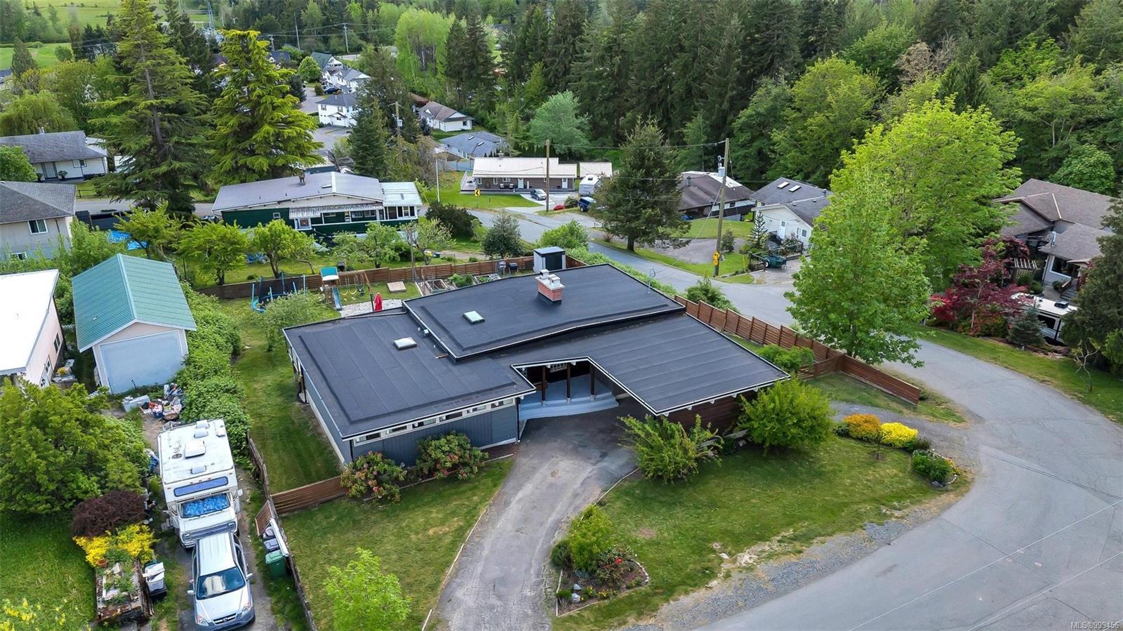 $859,900 - 3077 Mountain View Cres<br>British Columbia, V9L 6R5