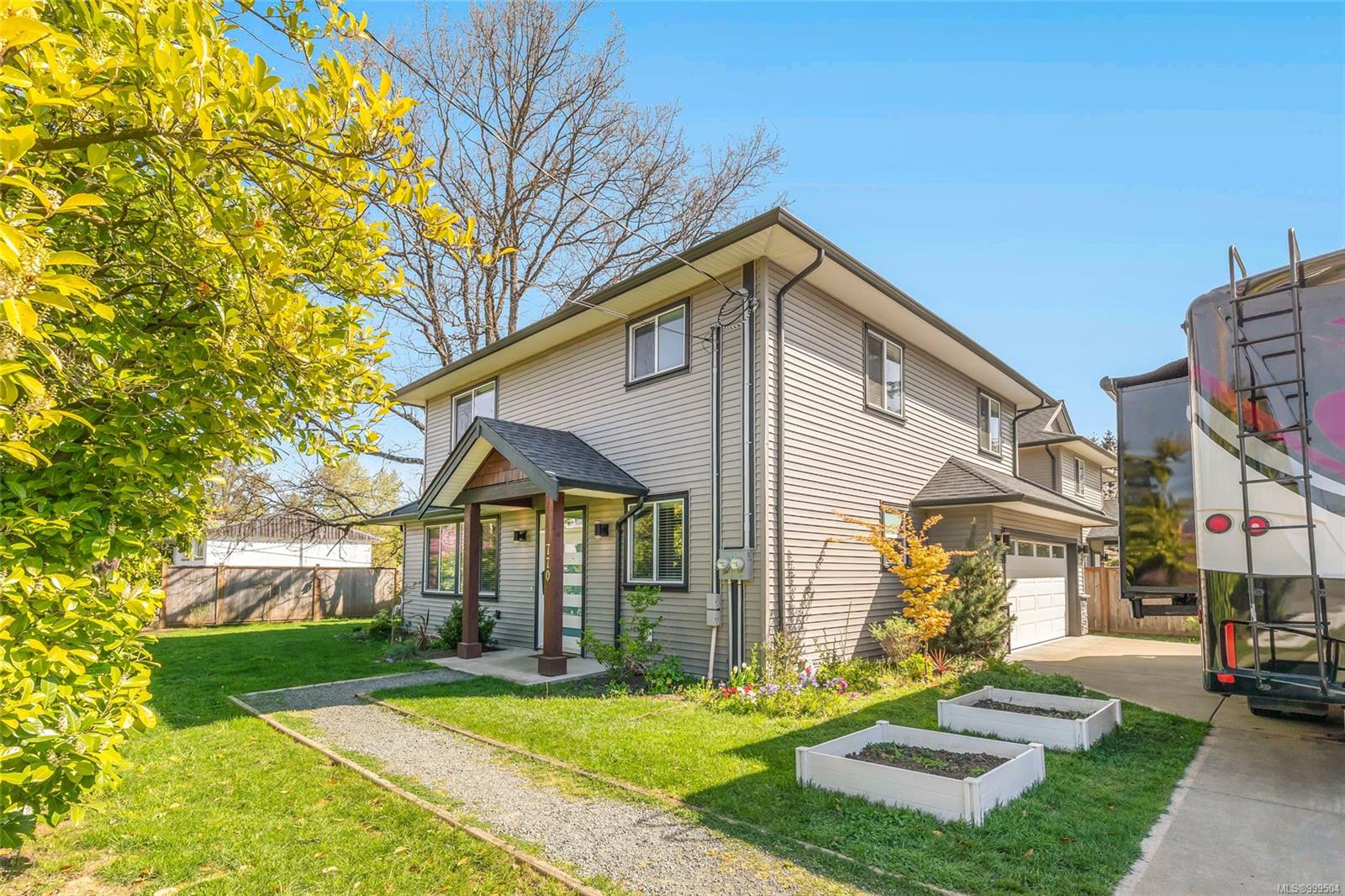 $759,900 - 770 Bruce Ave<br>British Columbia, V9R 3Z5