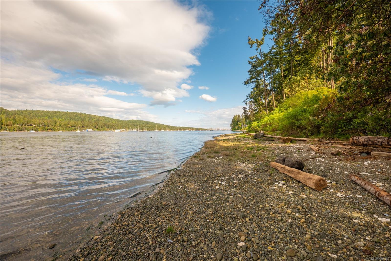 $1,750,000 - 5026 Limberis Dr<br>British Columbia, V9G 1M6