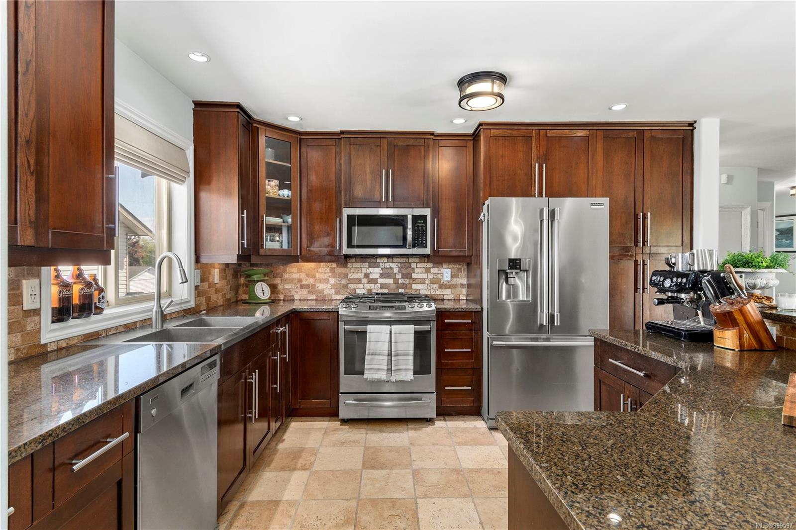 $959,900 - 270 Carolyn Rd<br>British Columbia, V9W 5M6